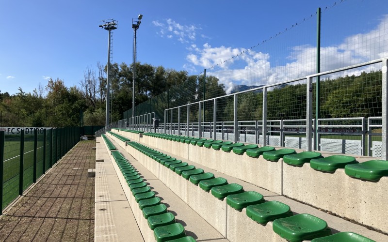 Sedili per tribuna (Zona sportiva Maso Ronco)