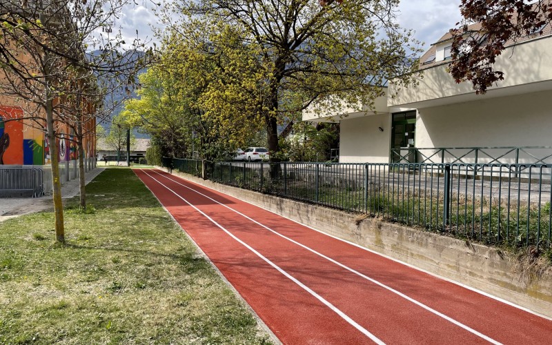 Kunstrasen Laufbahn + Weitsprung Kasten Mittelschule Neumarkt