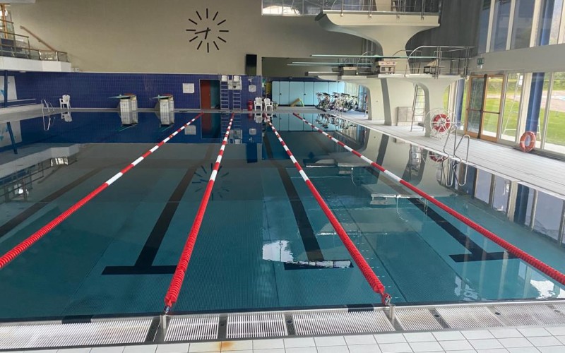 Linee di corsia di nuoto piscina al coperto di Bolzano