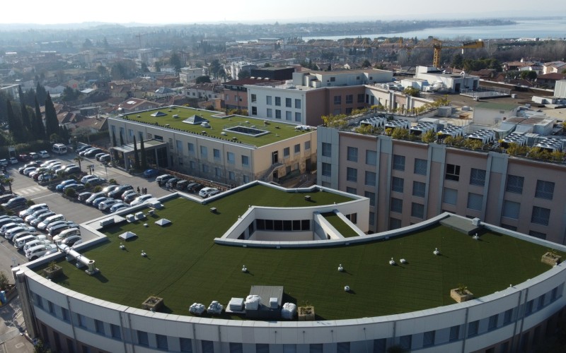 Erba decorativa per i terrazzi della Clinica Pederzoli a Peschiera del Garda