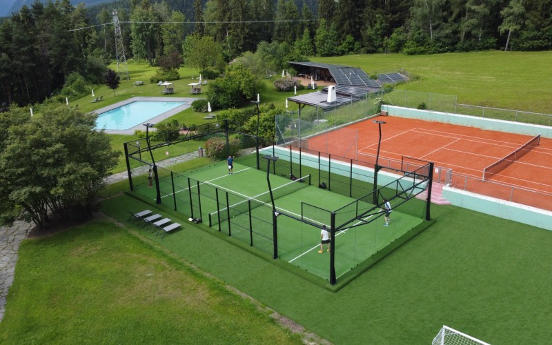 Fornitura campo padel + erba decorativa al Albergo Royal Hinterhuber ****