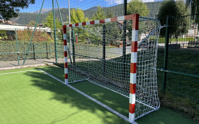 Porta da calcio 3x2 presso la scuola elementare di Brunico