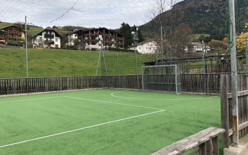 Campo da calcetto e recinzione con parapalloni a Siusi allo Sciliar (BZ)