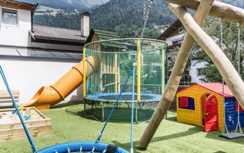 Fornitura e posa erba decorativa al Hotel Stroblhof a San Leonardi di Passiria