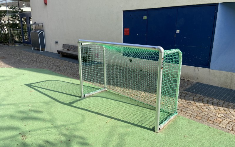 Kleines Fußballtor in der Grundschule Oberplanitzing