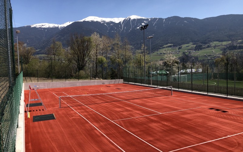 Fornitura e posa campo da tennis + recinzione a Pfefferberg.